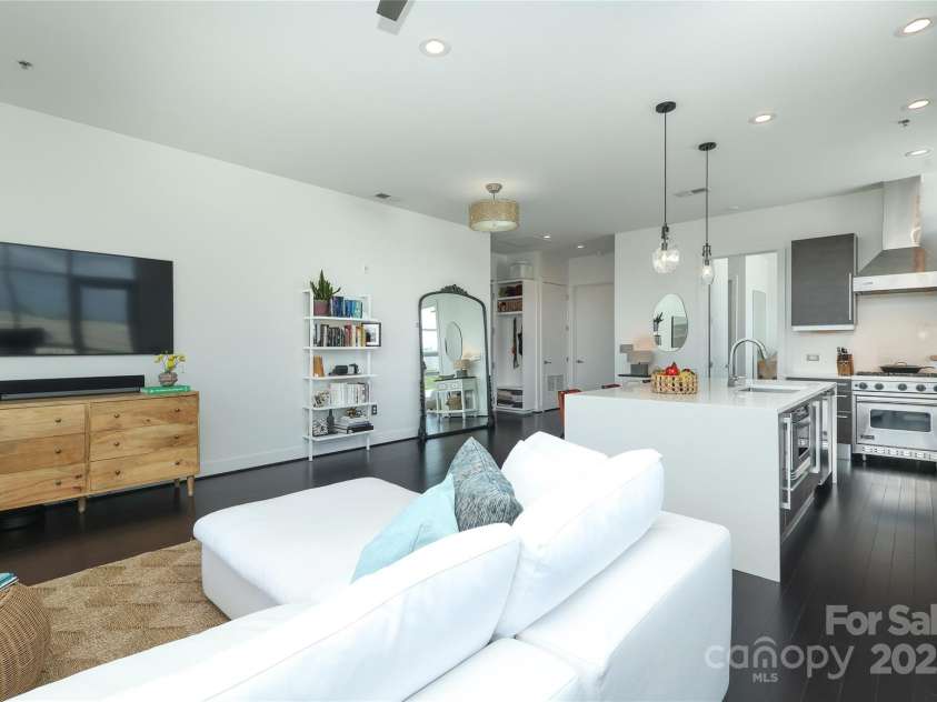 1100 Metropolitan Avenue, Charlotte, NC 28204.  MLS# CAR4241116, YatesRealty ID 5612. Spacious living area and kitchen with oversized quartz waterfall island