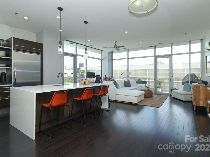 1100 Metropolitan Avenue, Charlotte, NC 28204.  MLS# CAR4241116, YatesRealty ID 5612. Welcome to this spacious sun-drenched corner unit at the Metropolitan.