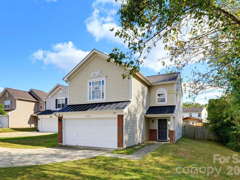 2727 Valley Court, Charlotte, NC 28273.  MLS# CAR4432338, YatesRealty ID 56122. 