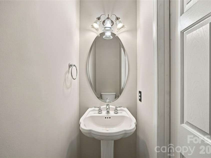 195 Huntly Lane, Mooresville, NC 28115.  MLS# CAR4433236, YatesRealty ID 56123. Half bath
