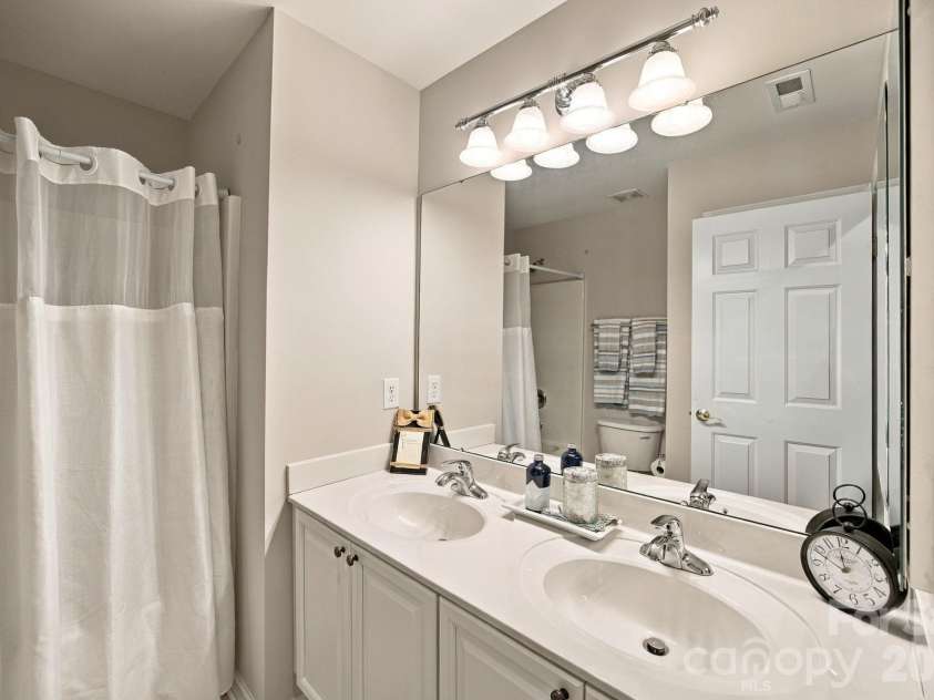 195 Huntly Lane, Mooresville, NC 28115.  MLS# CAR4433236, YatesRealty ID 56123. Second full bathroom upper
