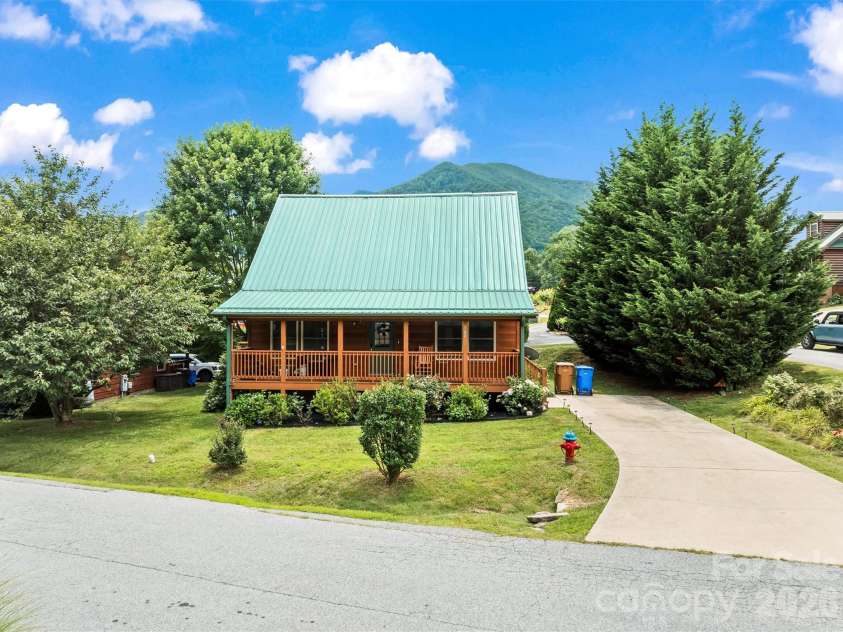 588 Panoramic Loop, Maggie Valley, NC 28751.  MLS# CAR4431380, YatesRealty ID 56124. Easy access and flat parking