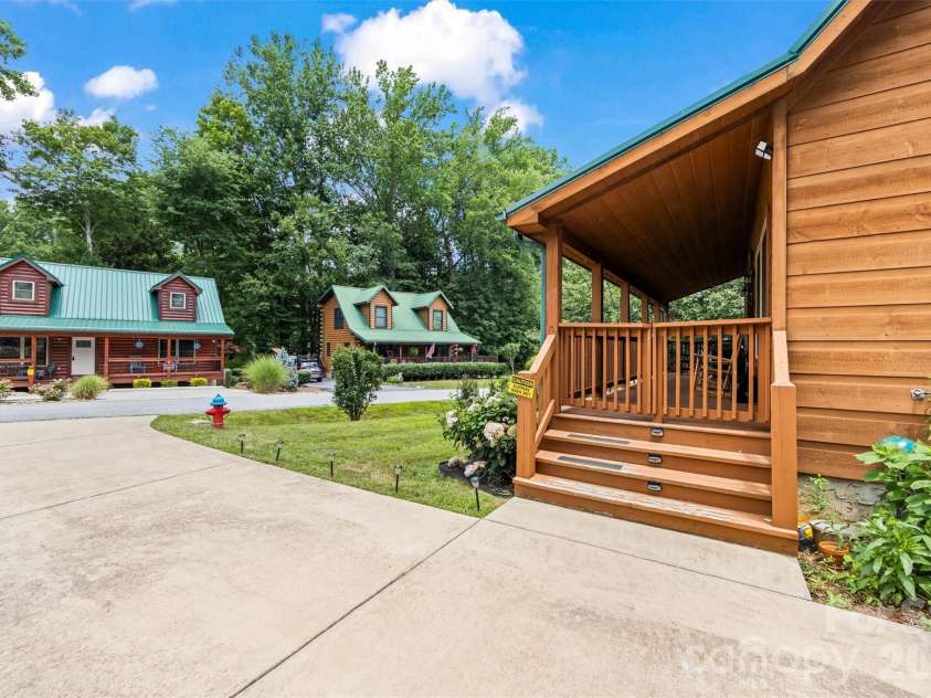588 Panoramic Loop, Maggie Valley, NC 28751.  MLS# CAR4431380, YatesRealty ID 56124. Easy steps to front door