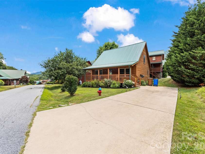 588 Panoramic Loop, Maggie Valley, NC 28751.  MLS# CAR4431380, YatesRealty ID 56124. Parking for guests