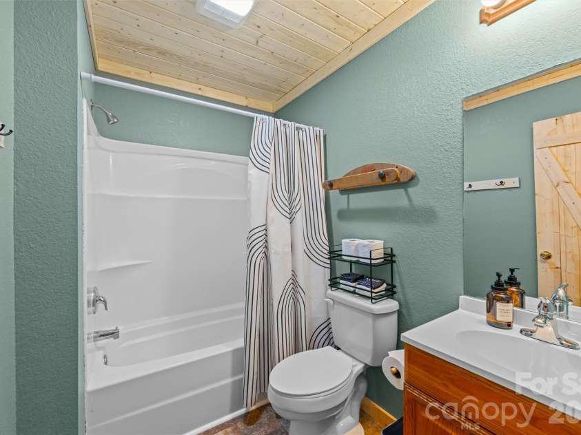 588 Panoramic Loop, Maggie Valley, NC 28751.  MLS# CAR4431380, YatesRealty ID 56124. Up stairs bath