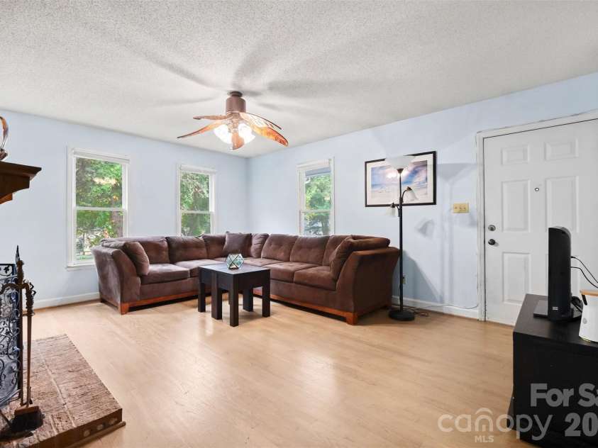 1617 Lawing Road, Charlotte, NC 28216.  MLS# CAR4429211, YatesRealty ID 56127. 