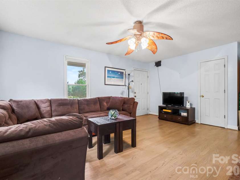 1617 Lawing Road, Charlotte, NC 28216.  MLS# CAR4429211, YatesRealty ID 56127. 