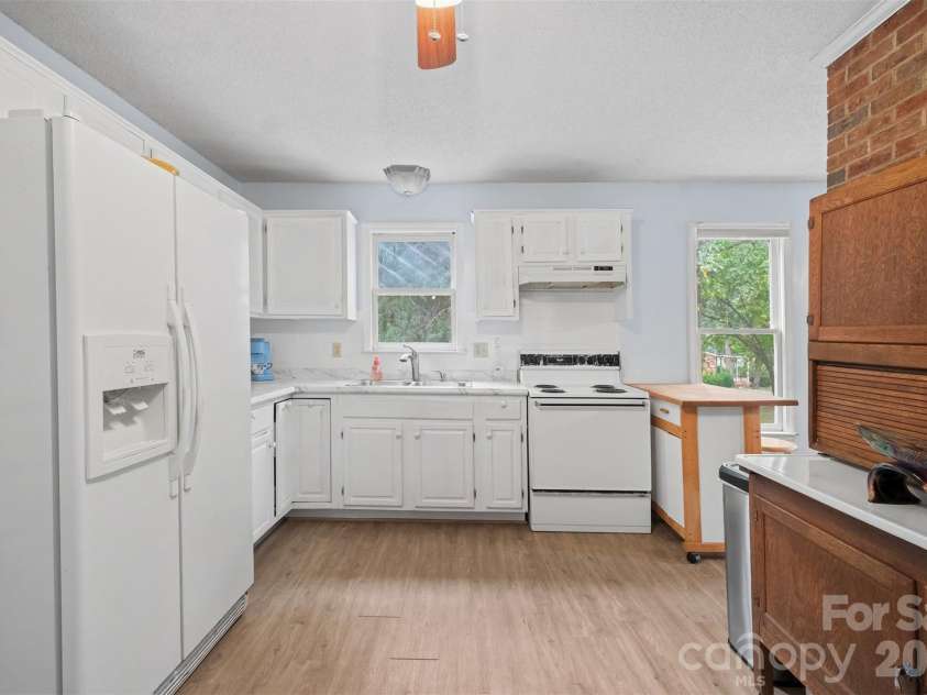 1617 Lawing Road, Charlotte, NC 28216.  MLS# CAR4429211, YatesRealty ID 56127. 