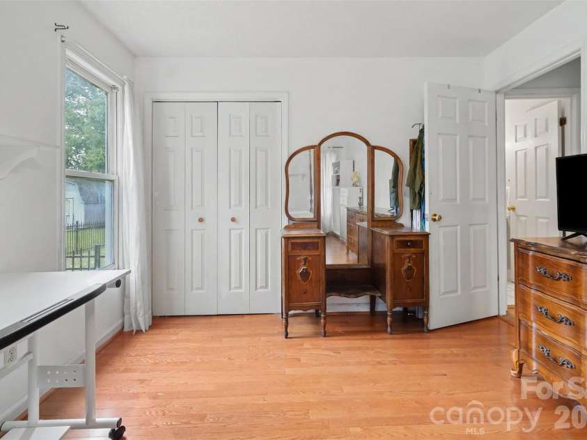 1617 Lawing Road, Charlotte, NC 28216.  MLS# CAR4429211, YatesRealty ID 56127. 