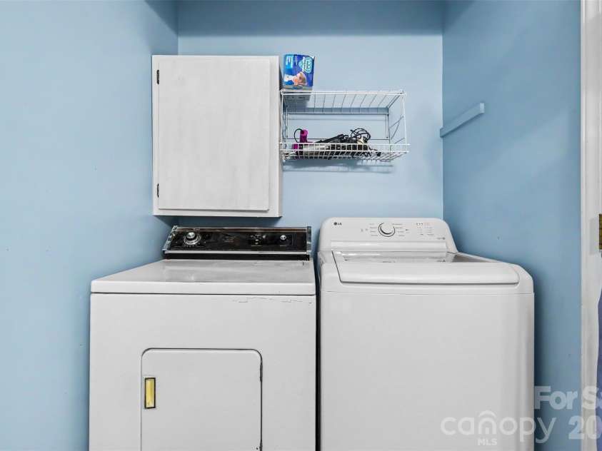 1617 Lawing Road, Charlotte, NC 28216.  MLS# CAR4429211, YatesRealty ID 56127. 