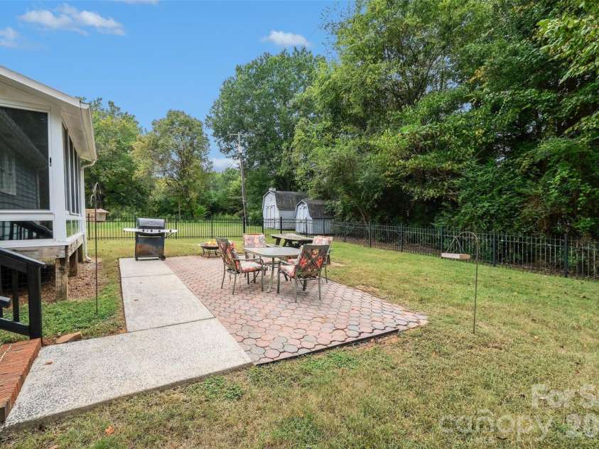 1617 Lawing Road, Charlotte, NC 28216.  MLS# CAR4429211, YatesRealty ID 56127. 