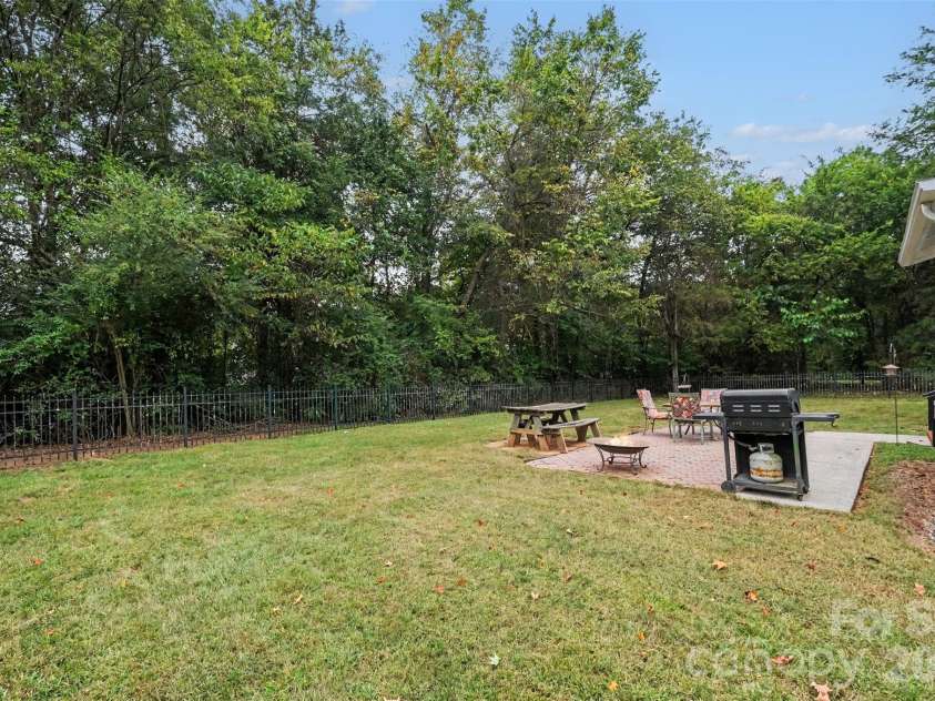 1617 Lawing Road, Charlotte, NC 28216.  MLS# CAR4429211, YatesRealty ID 56127. 