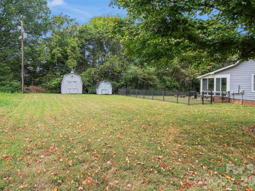 1617 Lawing Road, Charlotte, NC 28216.  MLS# CAR4429211, YatesRealty ID 56127. 