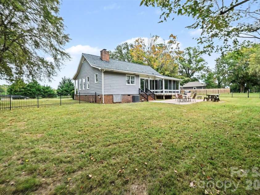 1617 Lawing Road, Charlotte, NC 28216.  MLS# CAR4429211, YatesRealty ID 56127. 