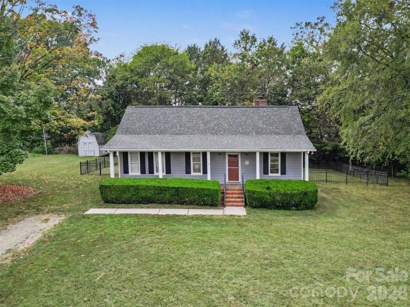 1617 Lawing Road, Charlotte, NC 28216.  MLS# CAR4429211, YatesRealty ID 56127. 