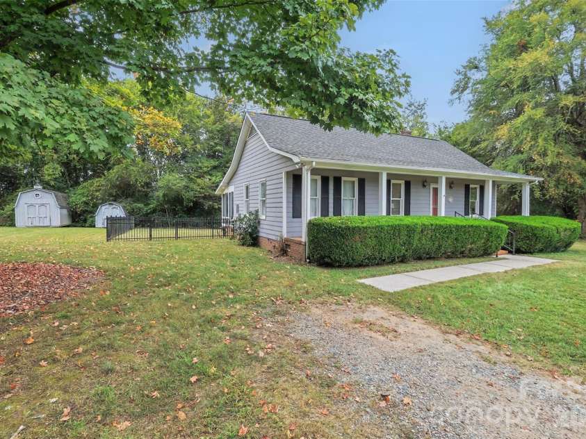 1617 Lawing Road, Charlotte, NC 28216.  MLS# CAR4429211, YatesRealty ID 56127. 