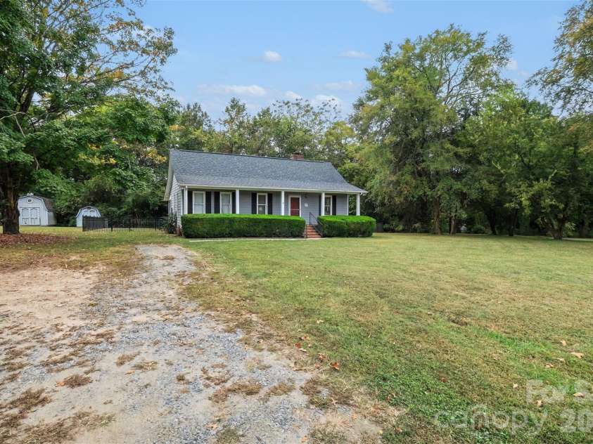 1617 Lawing Road, Charlotte, NC 28216.  MLS# CAR4429211, YatesRealty ID 56127. 