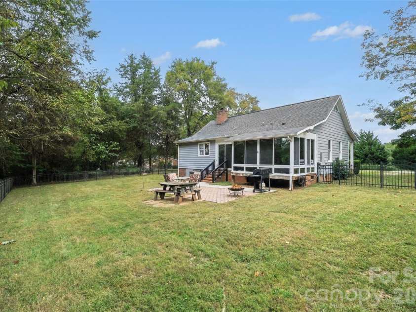 1617 Lawing Road, Charlotte, NC 28216.  MLS# CAR4429211, YatesRealty ID 56127. 