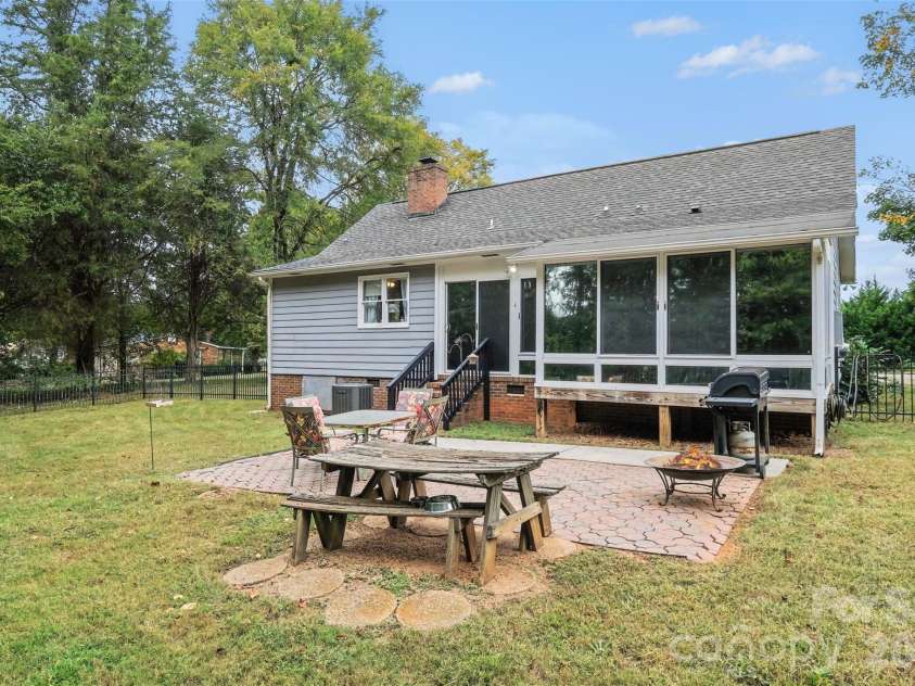 1617 Lawing Road, Charlotte, NC 28216.  MLS# CAR4429211, YatesRealty ID 56127. 