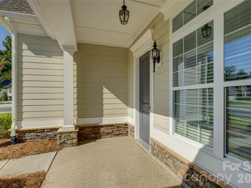 82105 Standing Oak Drive, Charlotte, NC 28278.  MLS# CAR4410343, YatesRealty ID 56131. 