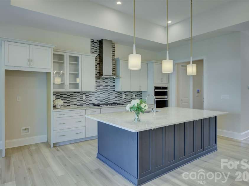 82105 Standing Oak Drive, Charlotte, NC 28278.  MLS# CAR4410343, YatesRealty ID 56131. 