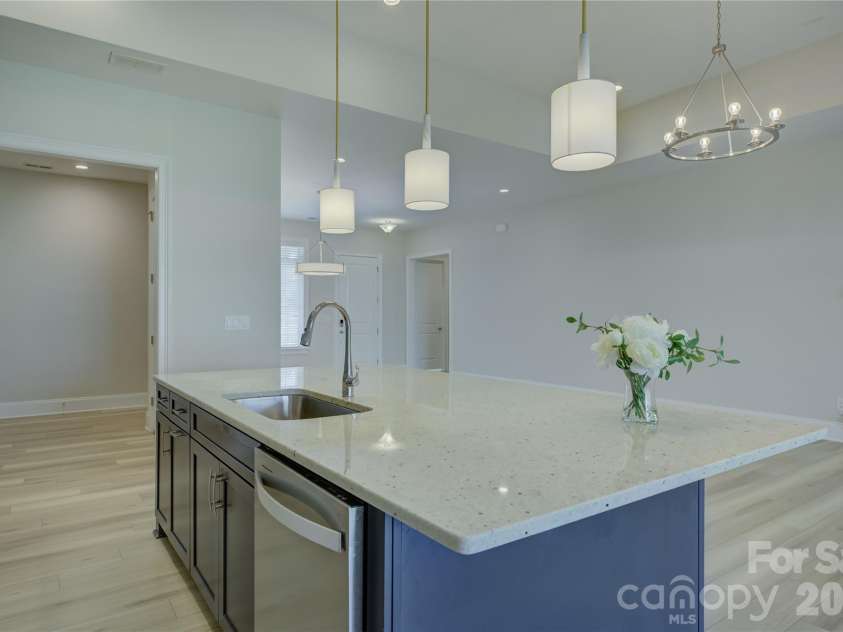 82105 Standing Oak Drive, Charlotte, NC 28278.  MLS# CAR4410343, YatesRealty ID 56131. 