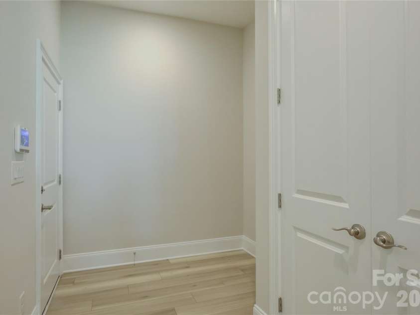 82105 Standing Oak Drive, Charlotte, NC 28278.  MLS# CAR4410343, YatesRealty ID 56131. 