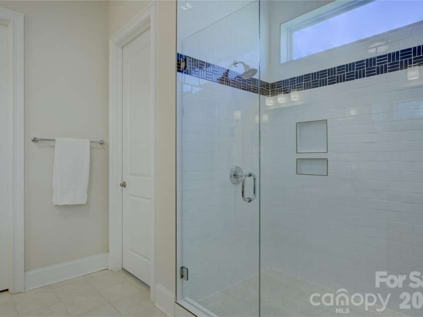82105 Standing Oak Drive, Charlotte, NC 28278.  MLS# CAR4410343, YatesRealty ID 56131. 
