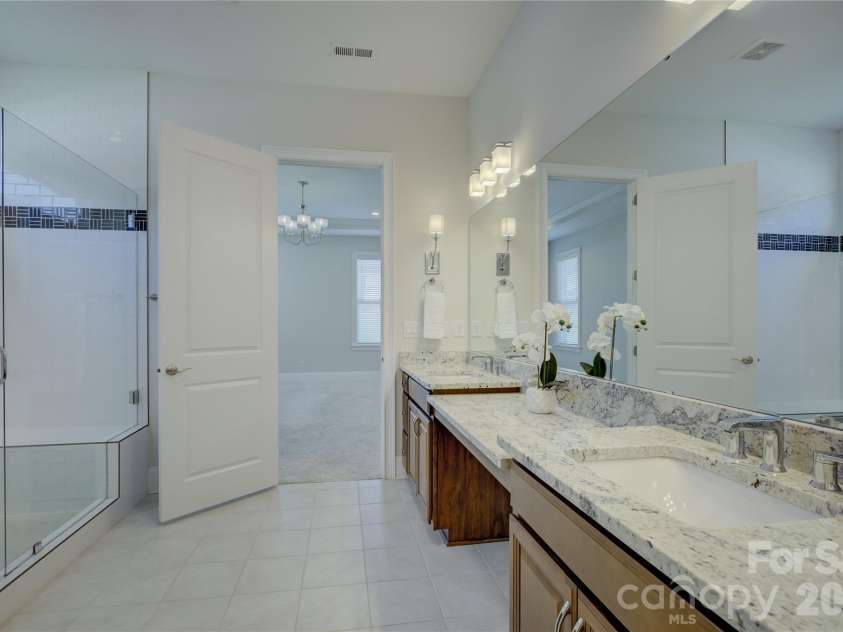 82105 Standing Oak Drive, Charlotte, NC 28278.  MLS# CAR4410343, YatesRealty ID 56131. 