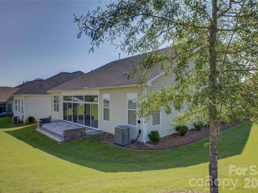 82105 Standing Oak Drive, Charlotte, NC 28278.  MLS# CAR4410343, YatesRealty ID 56131. 