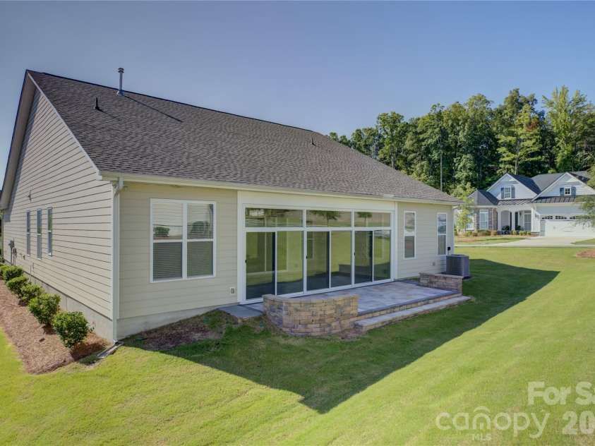 82105 Standing Oak Drive, Charlotte, NC 28278.  MLS# CAR4410343, YatesRealty ID 56131. 