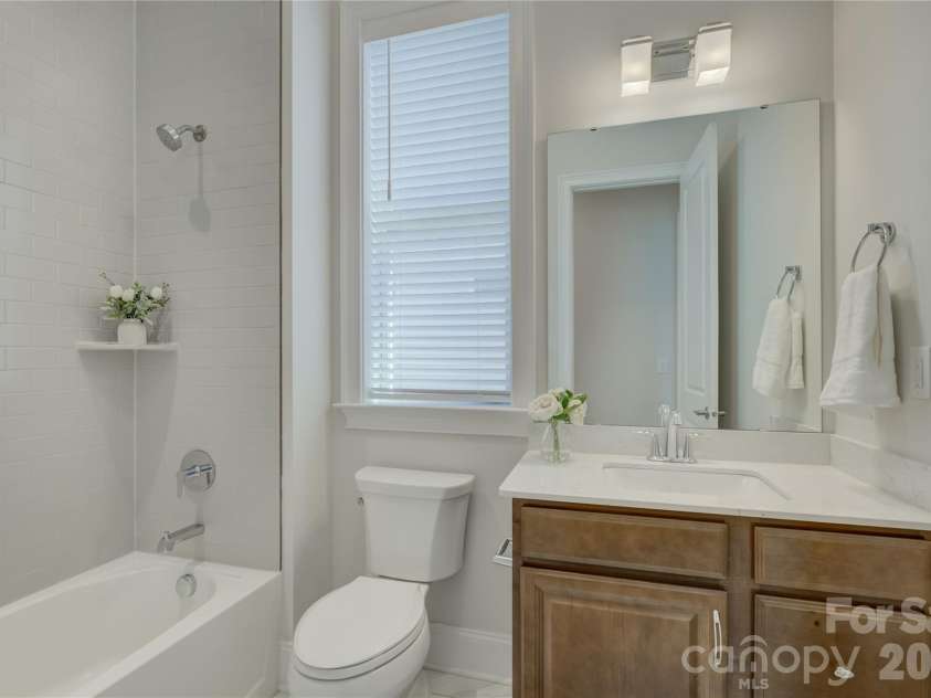 82105 Standing Oak Drive, Charlotte, NC 28278.  MLS# CAR4410343, YatesRealty ID 56131. Full bath