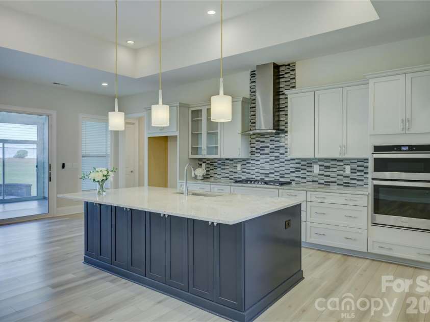 82105 Standing Oak Drive, Charlotte, NC 28278.  MLS# CAR4410343, YatesRealty ID 56131. Stunning kitchen