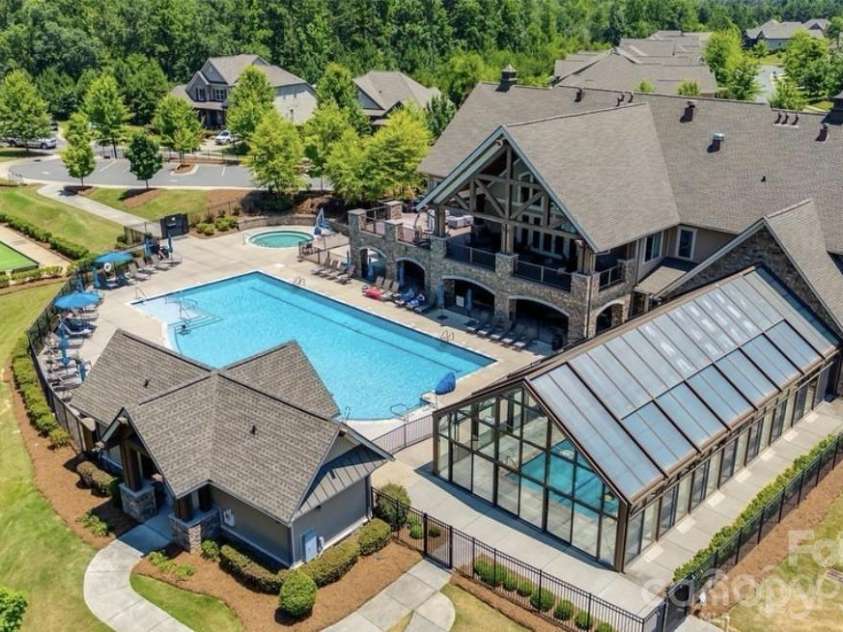 82105 Standing Oak Drive, Charlotte, NC 28278.  MLS# CAR4410343, YatesRealty ID 56131. The Regency at Palisades amenities