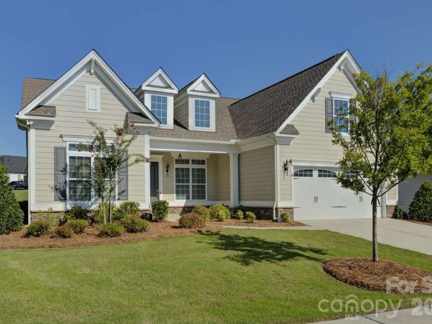 82105 Standing Oak Drive, Charlotte, NC 28278.  MLS# CAR4410343, YatesRealty ID 56131. Welcome to 82105 Standing Oak