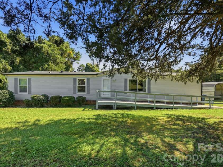 6017 Frazier Drive, Davidson, NC 28036.  MLS# CAR4431808, YatesRealty ID 56136. 