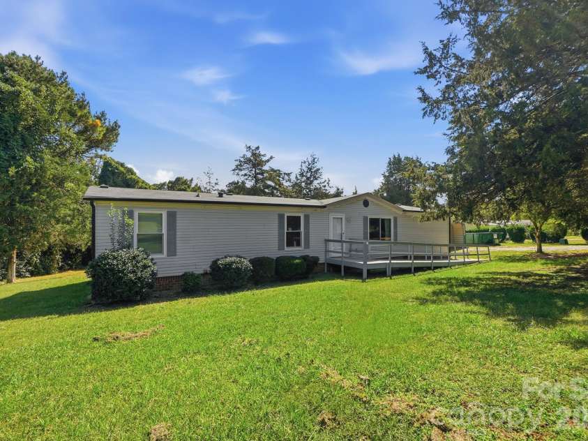 6017 Frazier Drive, Davidson, NC 28036.  MLS# CAR4431808, YatesRealty ID 56136. 