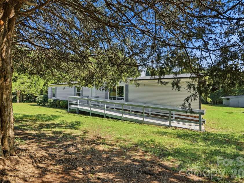 6017 Frazier Drive, Davidson, NC 28036.  MLS# CAR4431808, YatesRealty ID 56136. 