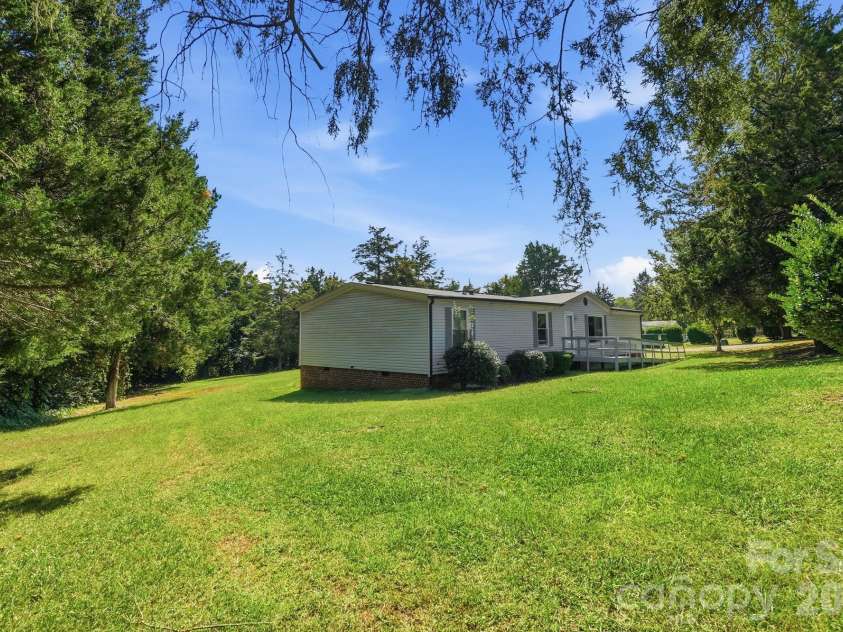 6017 Frazier Drive, Davidson, NC 28036.  MLS# CAR4431808, YatesRealty ID 56136. 
