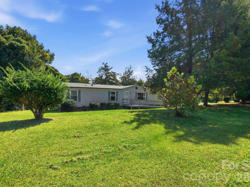 6017 Frazier Drive, Davidson, NC 28036.  MLS# CAR4431808, YatesRealty ID 56136. 