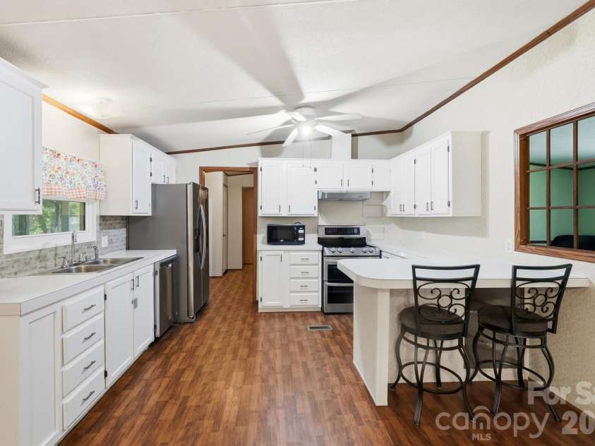 6017 Frazier Drive, Davidson, NC 28036.  MLS# CAR4431808, YatesRealty ID 56136. 