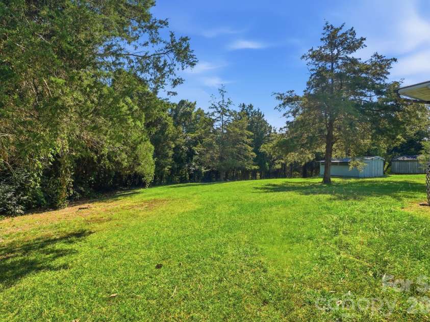 6017 Frazier Drive, Davidson, NC 28036.  MLS# CAR4431808, YatesRealty ID 56136. 