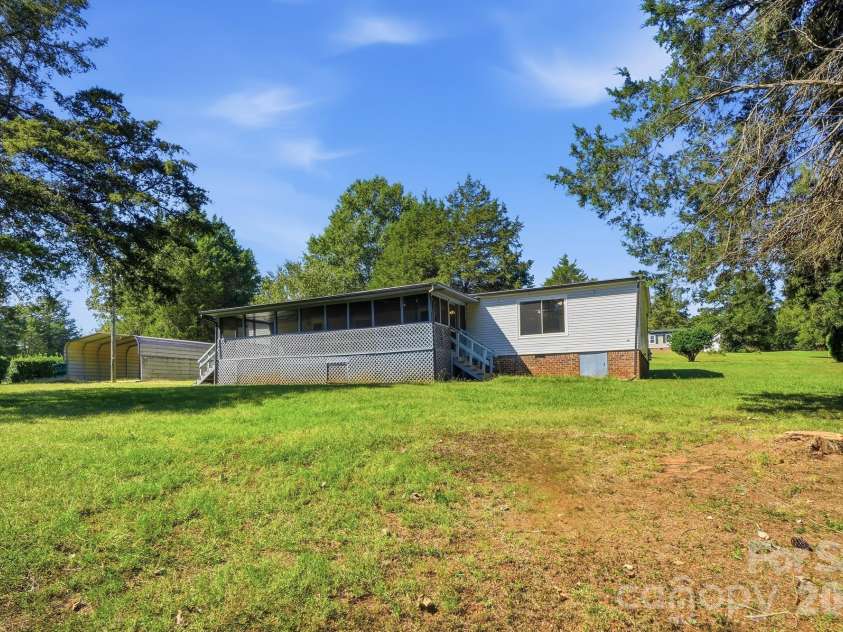 6017 Frazier Drive, Davidson, NC 28036.  MLS# CAR4431808, YatesRealty ID 56136. 