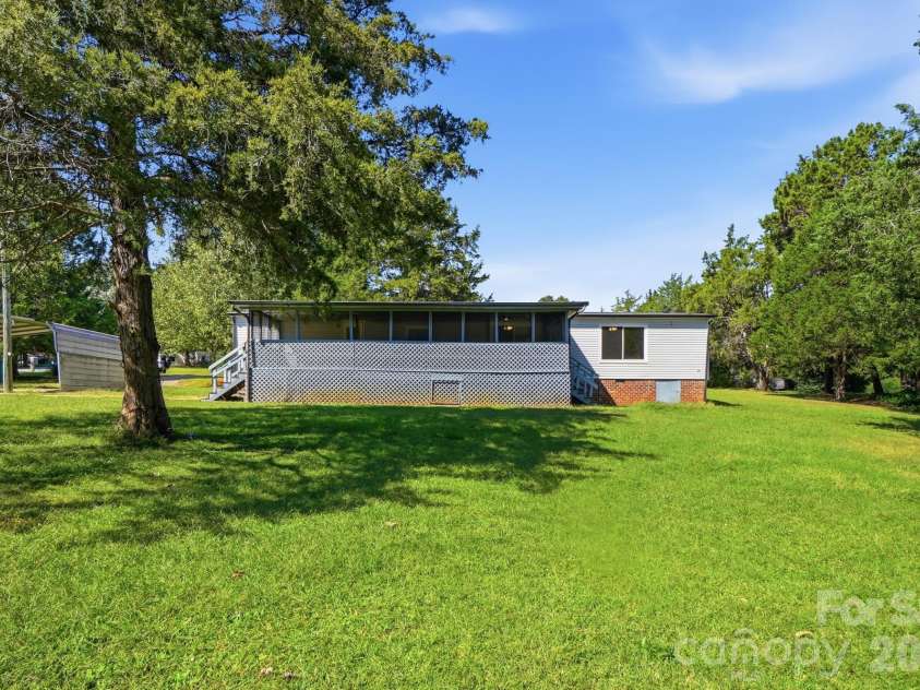 6017 Frazier Drive, Davidson, NC 28036.  MLS# CAR4431808, YatesRealty ID 56136. 