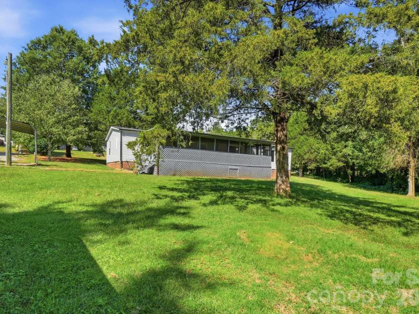 6017 Frazier Drive, Davidson, NC 28036.  MLS# CAR4431808, YatesRealty ID 56136. 
