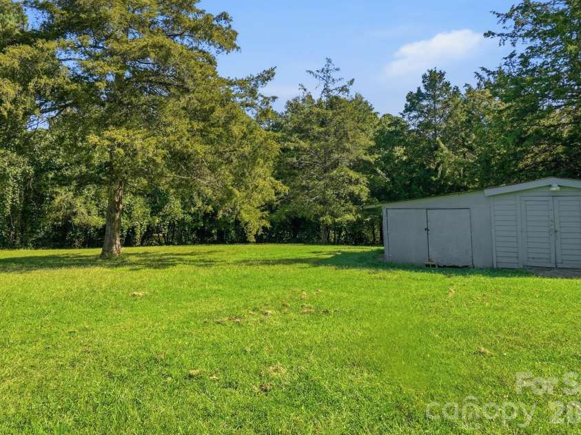 6017 Frazier Drive, Davidson, NC 28036.  MLS# CAR4431808, YatesRealty ID 56136. 