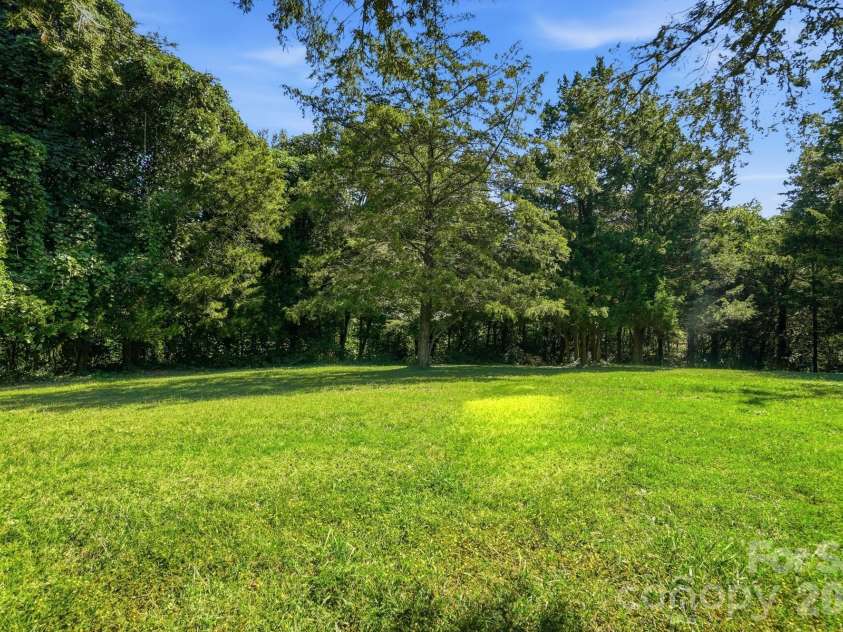 6017 Frazier Drive, Davidson, NC 28036.  MLS# CAR4431808, YatesRealty ID 56136. 