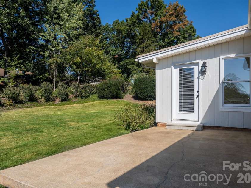 23 Wagon Road, Asheville, NC 28805.  MLS# CAR4433156, YatesRealty ID 56141. Back patio