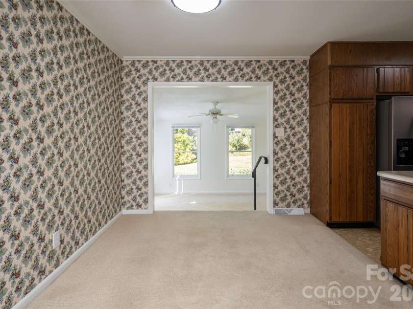 23 Wagon Road, Asheville, NC 28805.  MLS# CAR4433156, YatesRealty ID 56141. Dining area