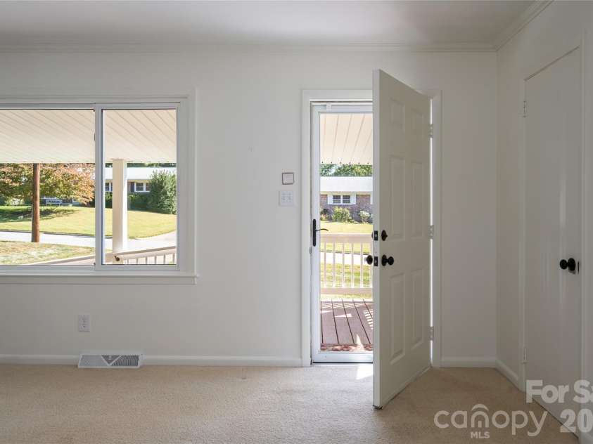 23 Wagon Road, Asheville, NC 28805.  MLS# CAR4433156, YatesRealty ID 56141. Entry